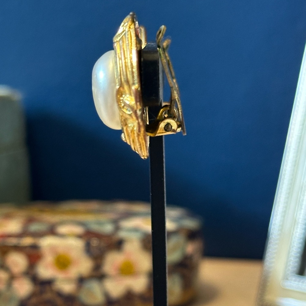CHANEL Vintage 1993 Gold Clip-On Earrings with Faux Pearls – Made in France - Picture 7 of 13